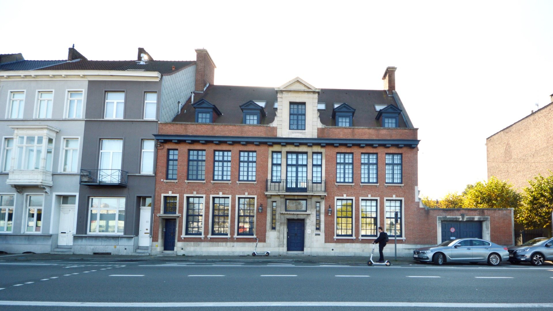 IMPOSANT KANTOORGEBOUW MET PARKING AAN DE RAND VAN DE STAD foto 27