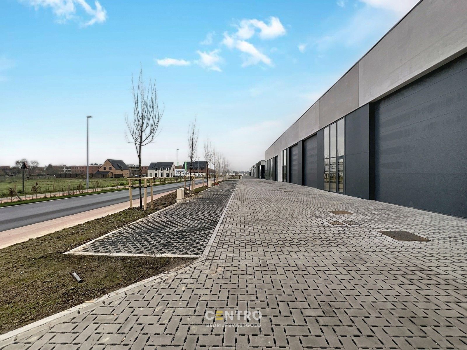 NB-magazijn van ± 275 m² (incl. 2 parkeerplaatsen!) en moderne glaspartij in driehoek TIELT-DEINZE-WAREGEM ! foto {{pictureIndex}}