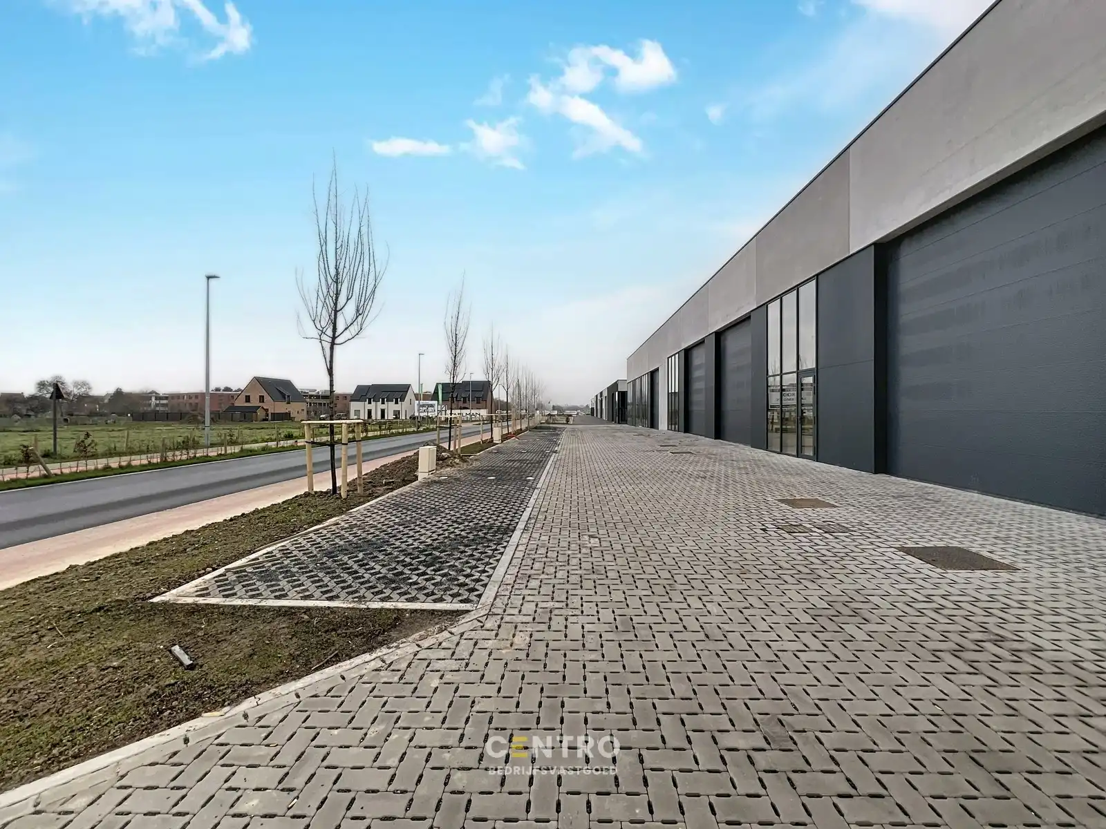 NB-magazijn van ± 275 m² (incl. 2 parkeerplaatsen!) en moderne glaspartij in driehoek TIELT-DEINZE-WAREGEM ! foto {{pictureIndex}}