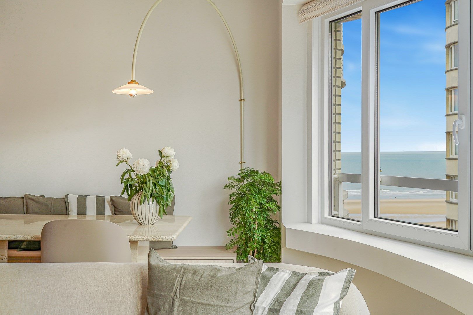 Luxueus gerenoveerd appartement met lateraal zeezicht foto 2