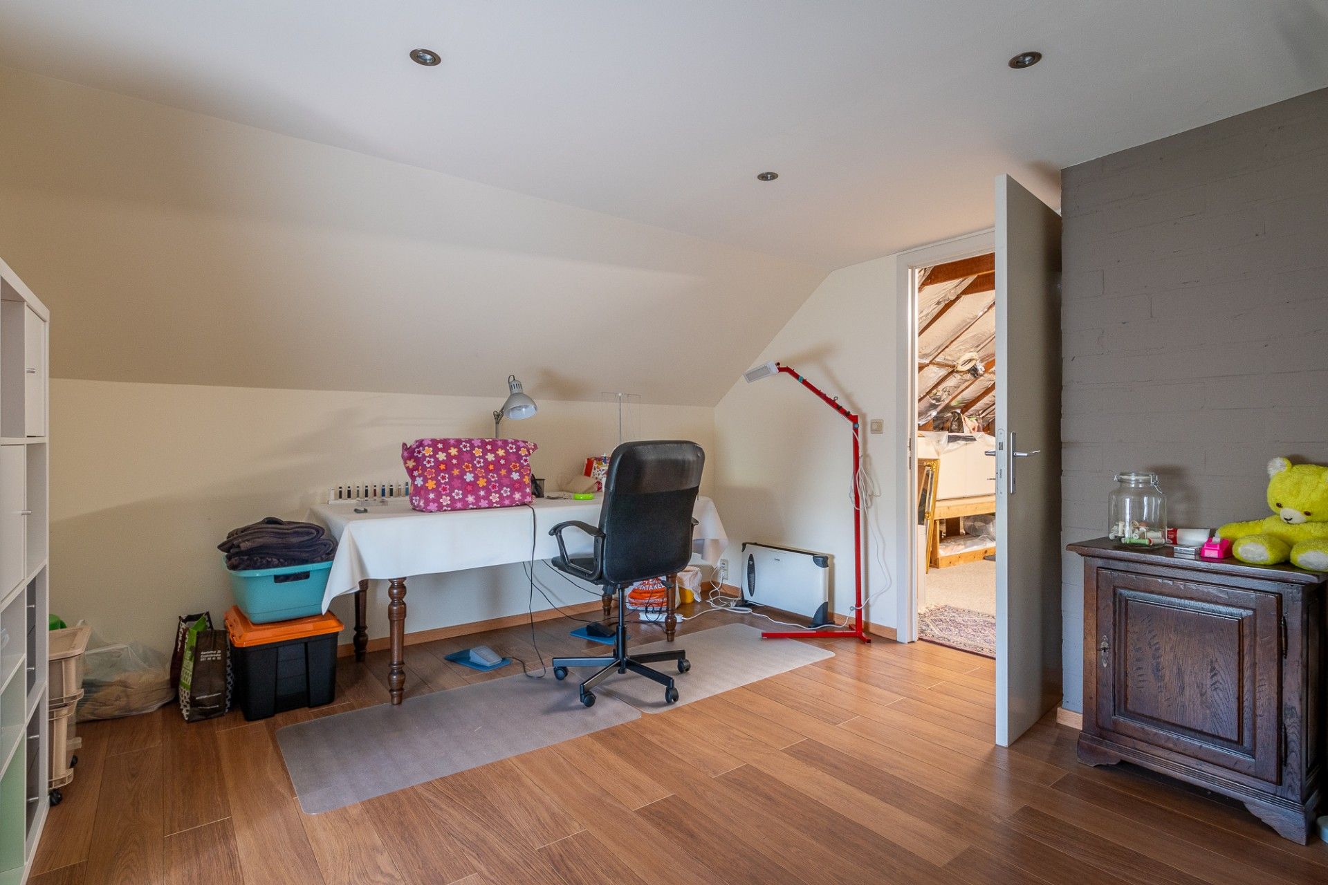 Rustig gelegen, ruime woning met magazijn foto 17