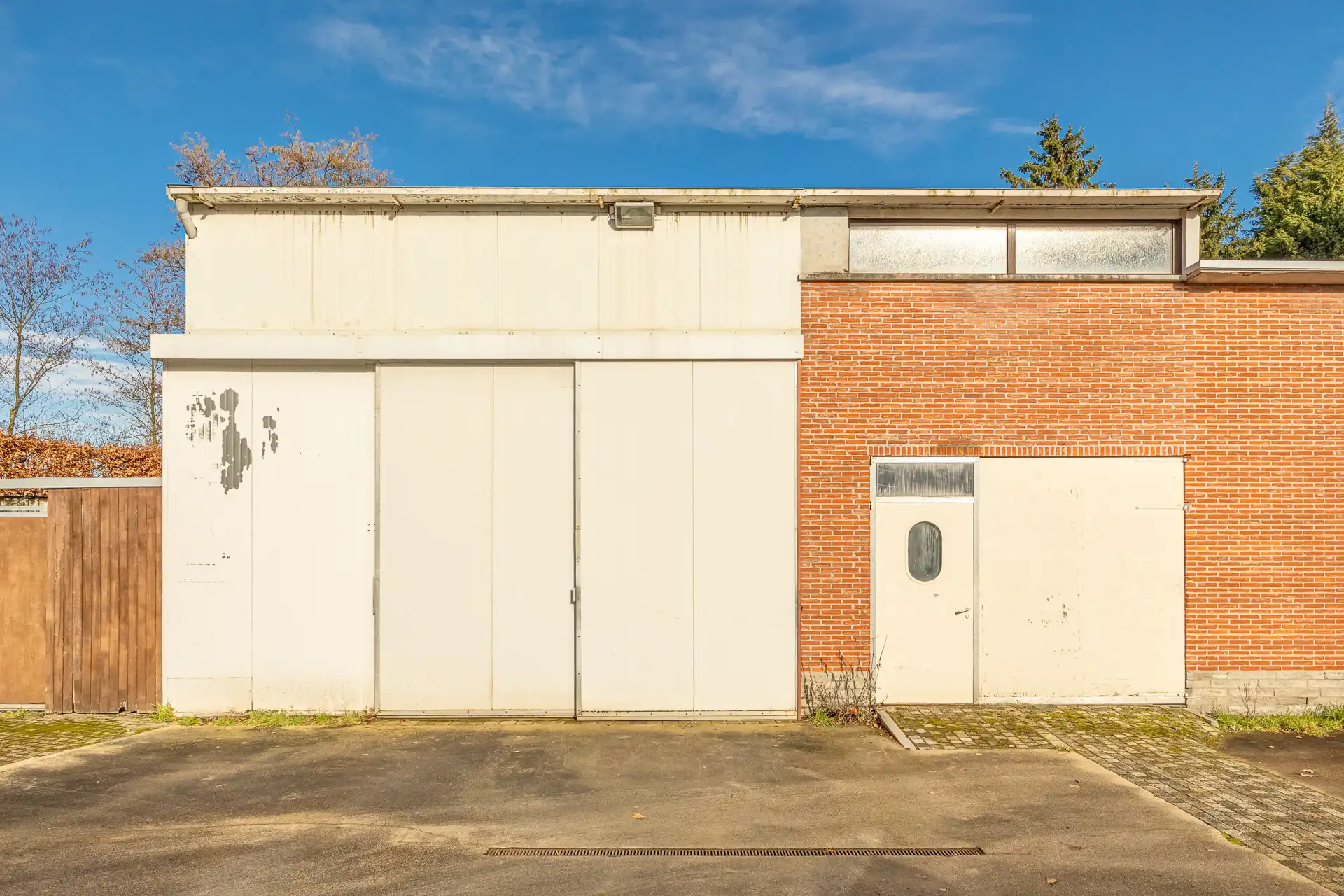 Ruime villa met garage en zwembad + bouwgrond + 2 magazijnen foto 13