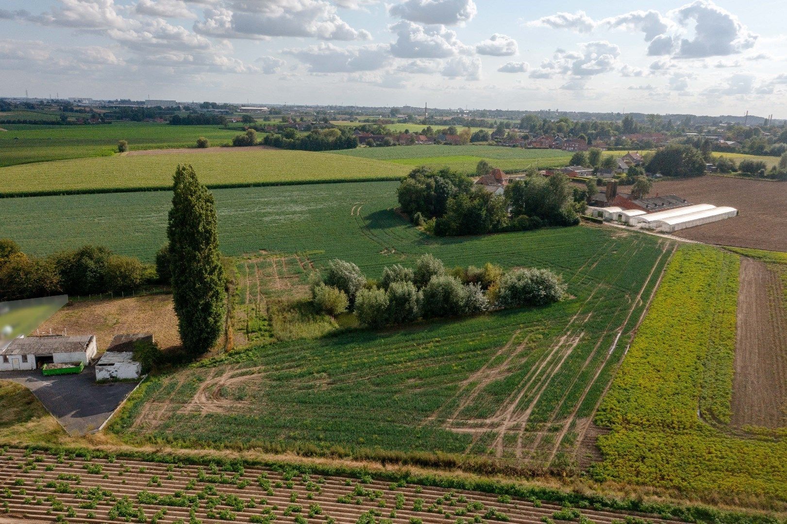 Bouwgrond omringd door groene velden foto 5