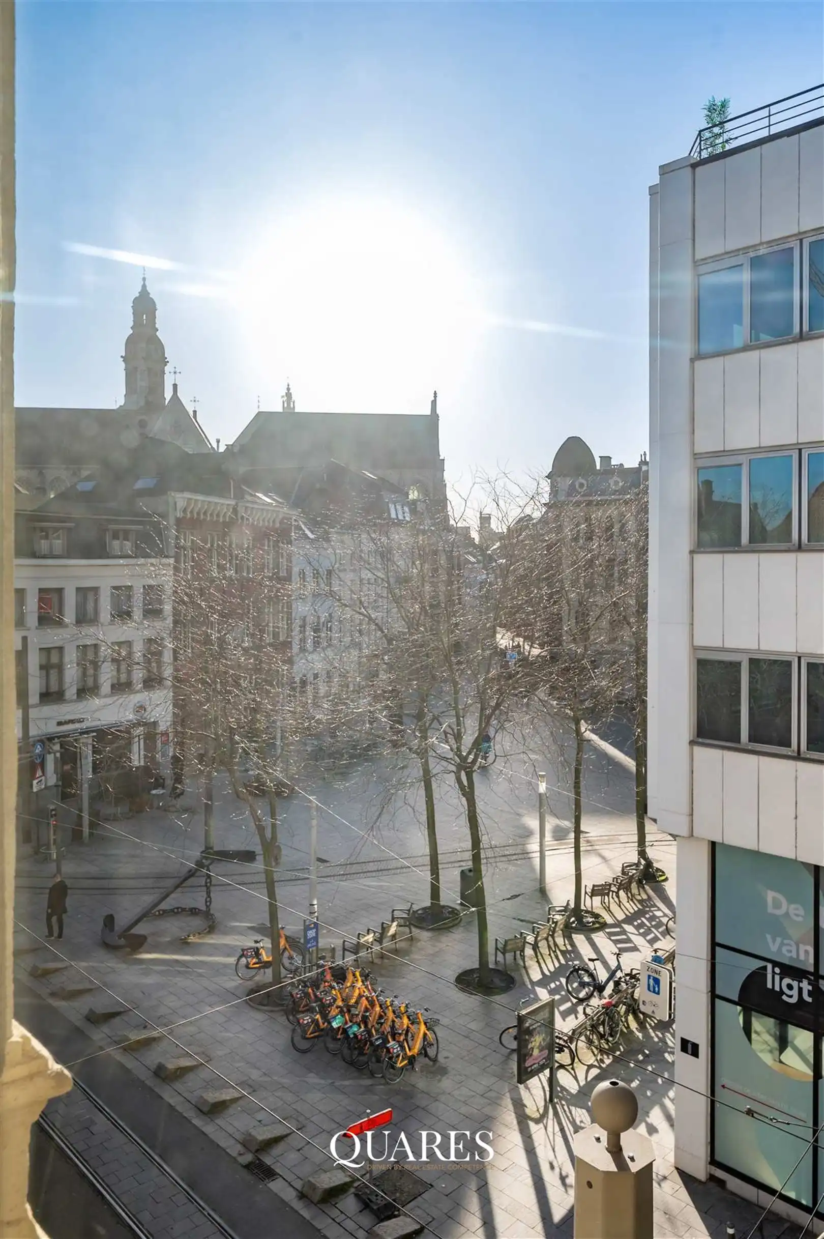 Instapklaar app. met terras in historisch centrum foto 17