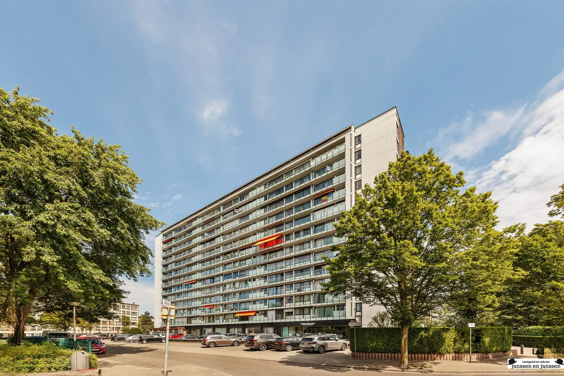 Bemeubeld 2-slaapkamerappartement met prachtig uitzicht! foto 15