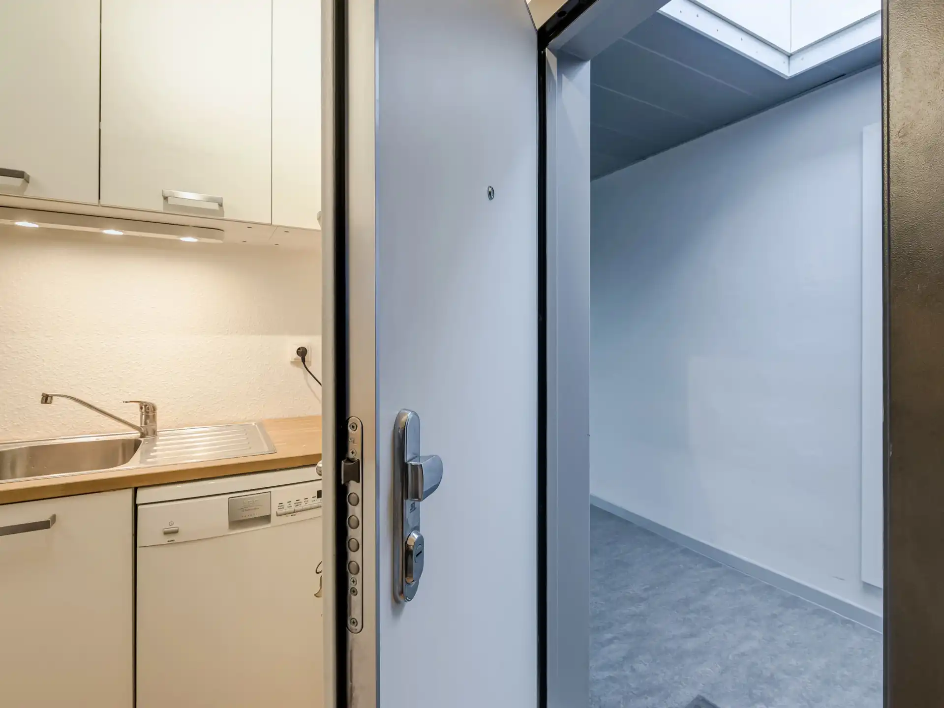 Gemeubelde studio op toplocatie in hartje stad! foto 6