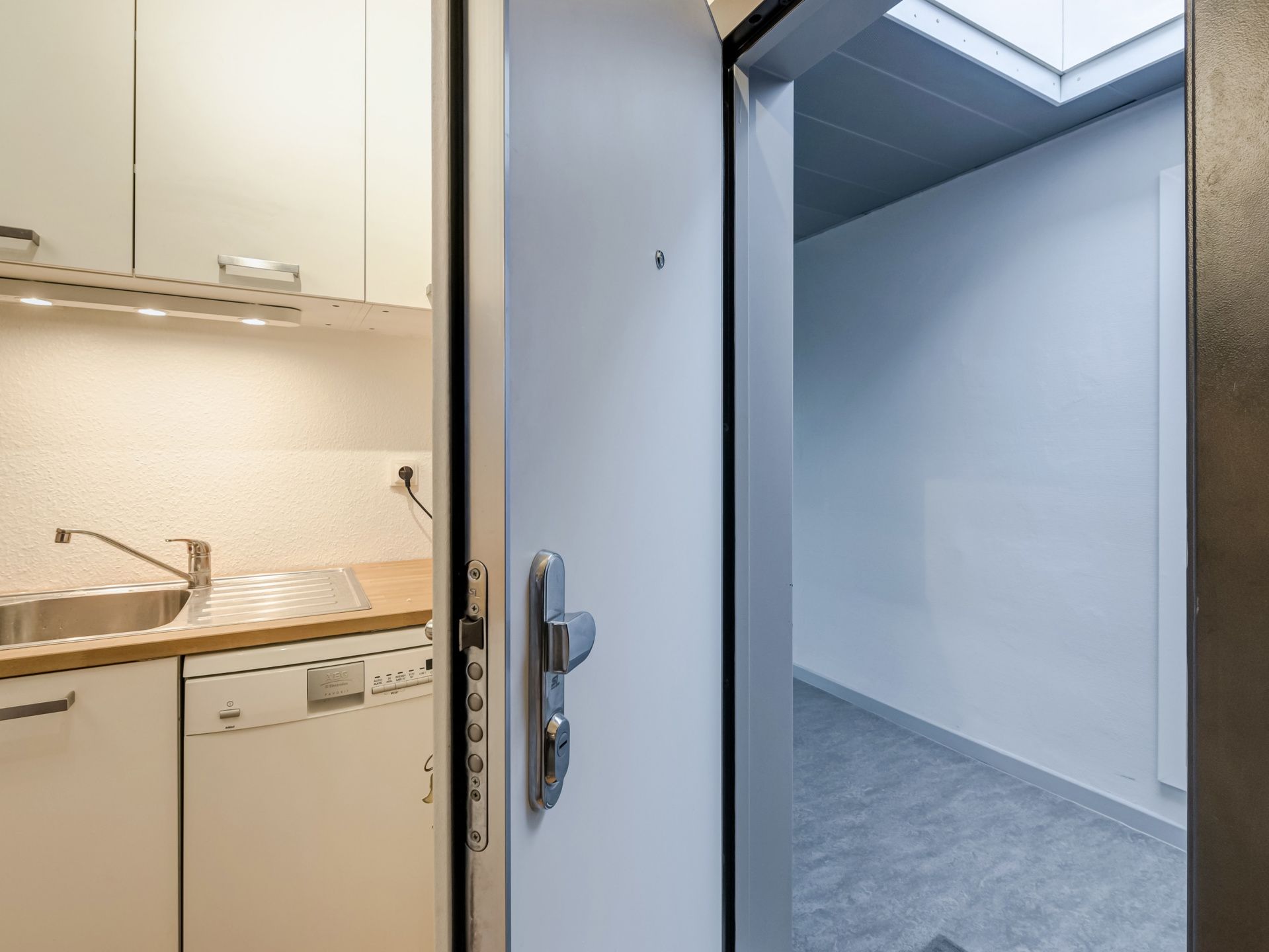 Gemeubelde studio op toplocatie in hartje stad! foto 6