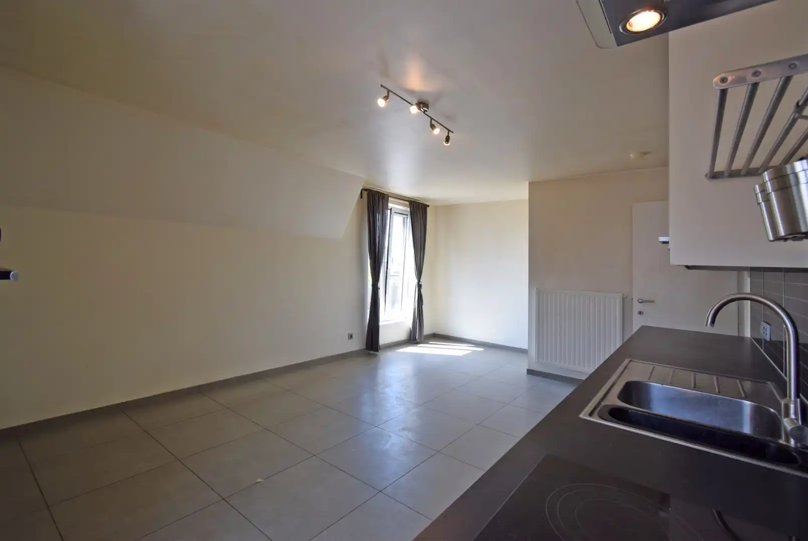 TWEE SLAAPKAMER APPARTEMENT MET GARAGE EN AUTOSTAANPLAATS CENTRUM RUMBEKE foto 3
