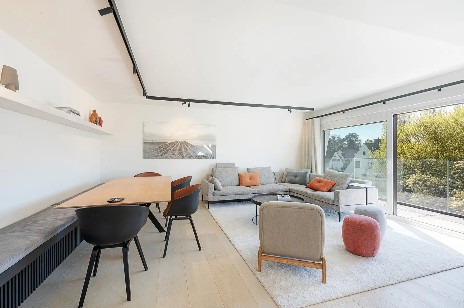 Zonnig gerenoveerd appartement met zuidwest gericht terras en open zicht op wandelafstand van het strand in hartje Zoute. foto 4