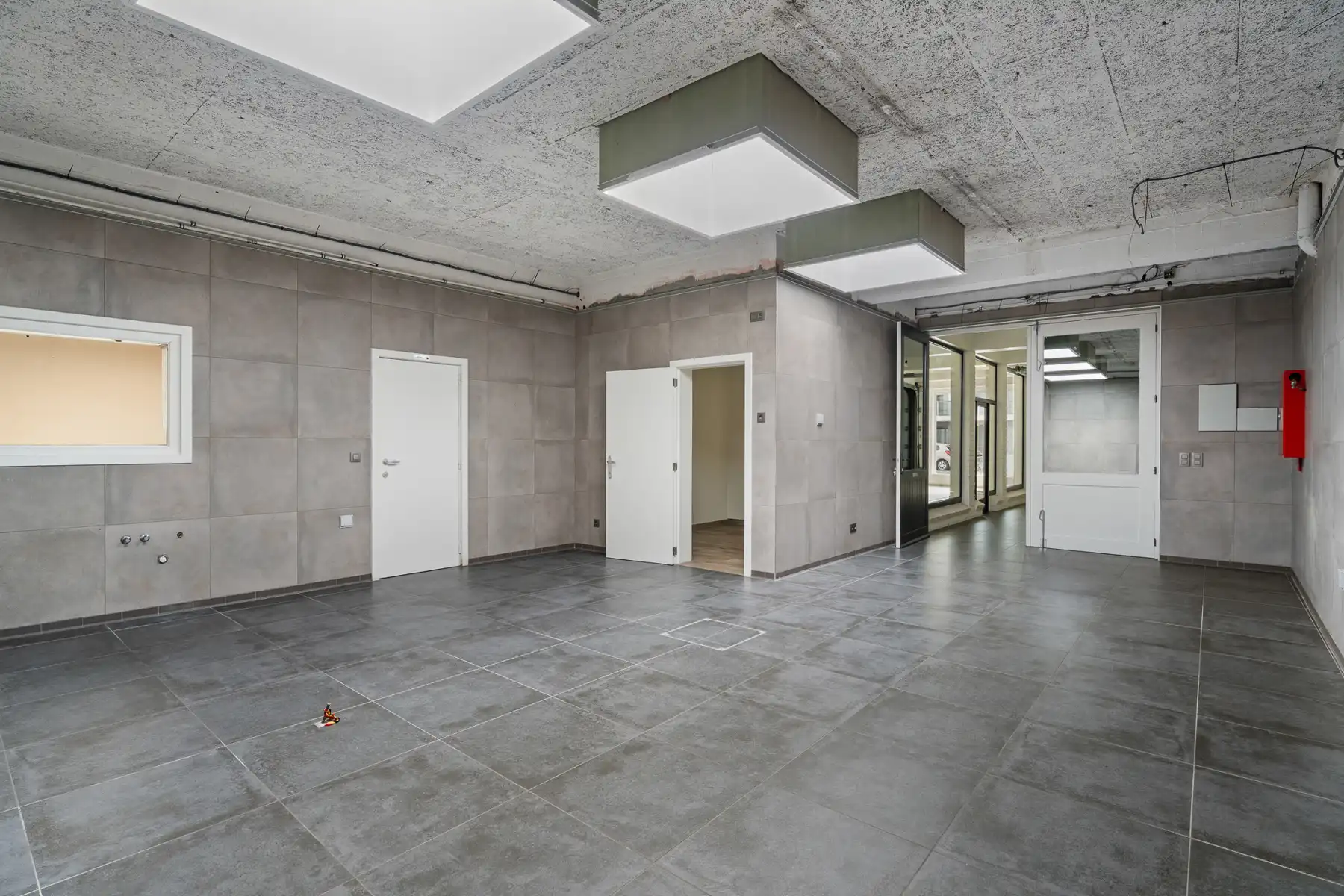 Instapklaar handelspand met woonst op topligging in Oostende foto 11