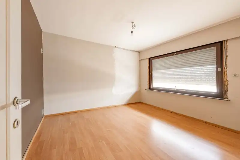 🏡 Te renoveren HALFOPEN woning met 3 slaapkamers, grote garage met uitweg achteraan TE KOOP in het hartje van Sint-Baafs-Vijve! foto 11