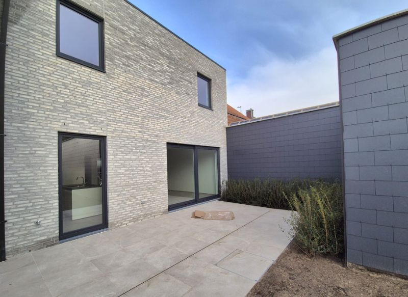 Hooglede: strakke halfopen nieuwbouwwoning met 3 slaapkamers, zuid-gerichte tuin, carport en berging op een perceel van 206 m², centrale ligging. foto {{pictureIndex}}