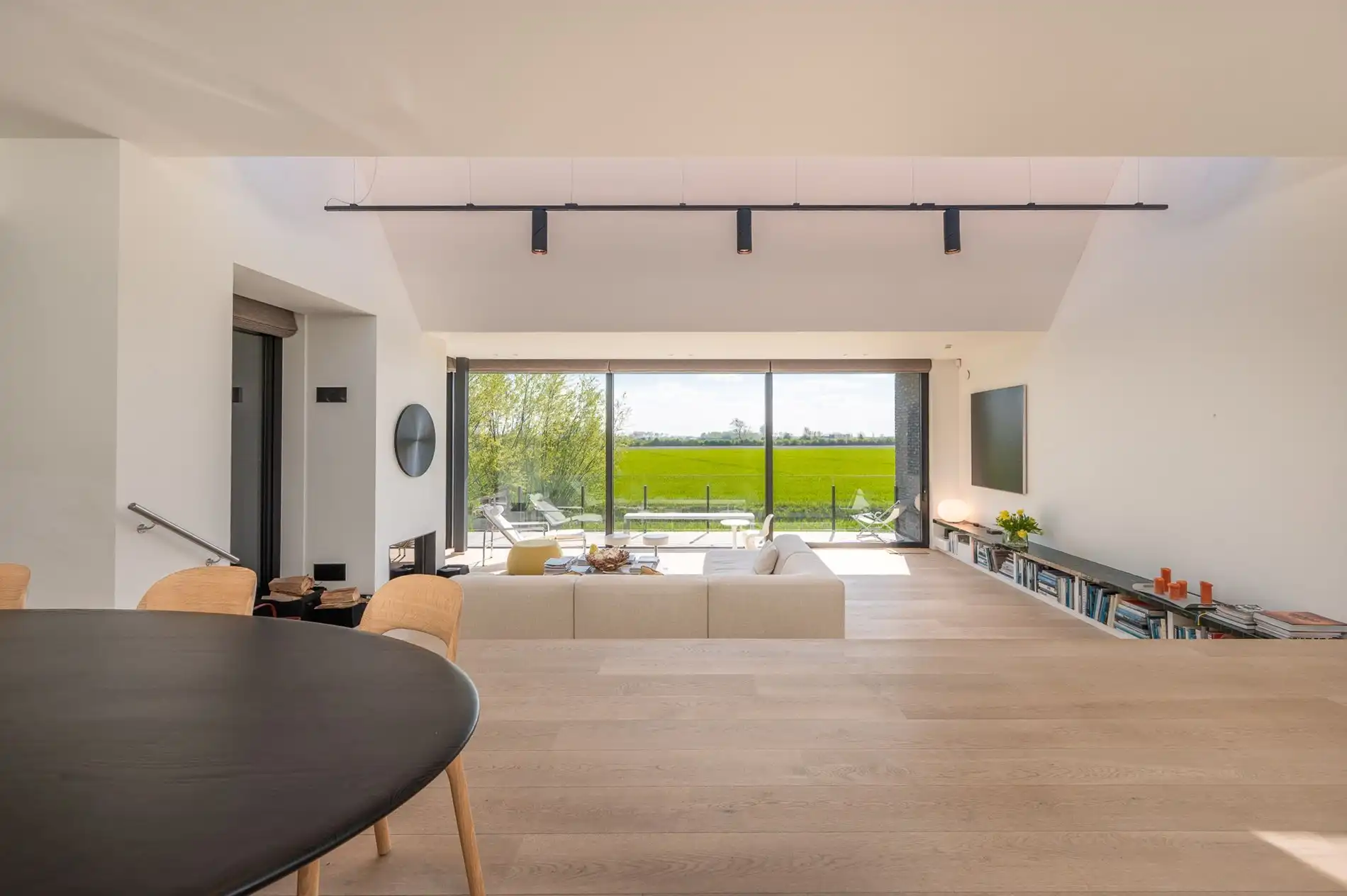 Uniek eigendom met adembenemende zichten gelegen op een perceel van ongeveer 3000 m². foto 3