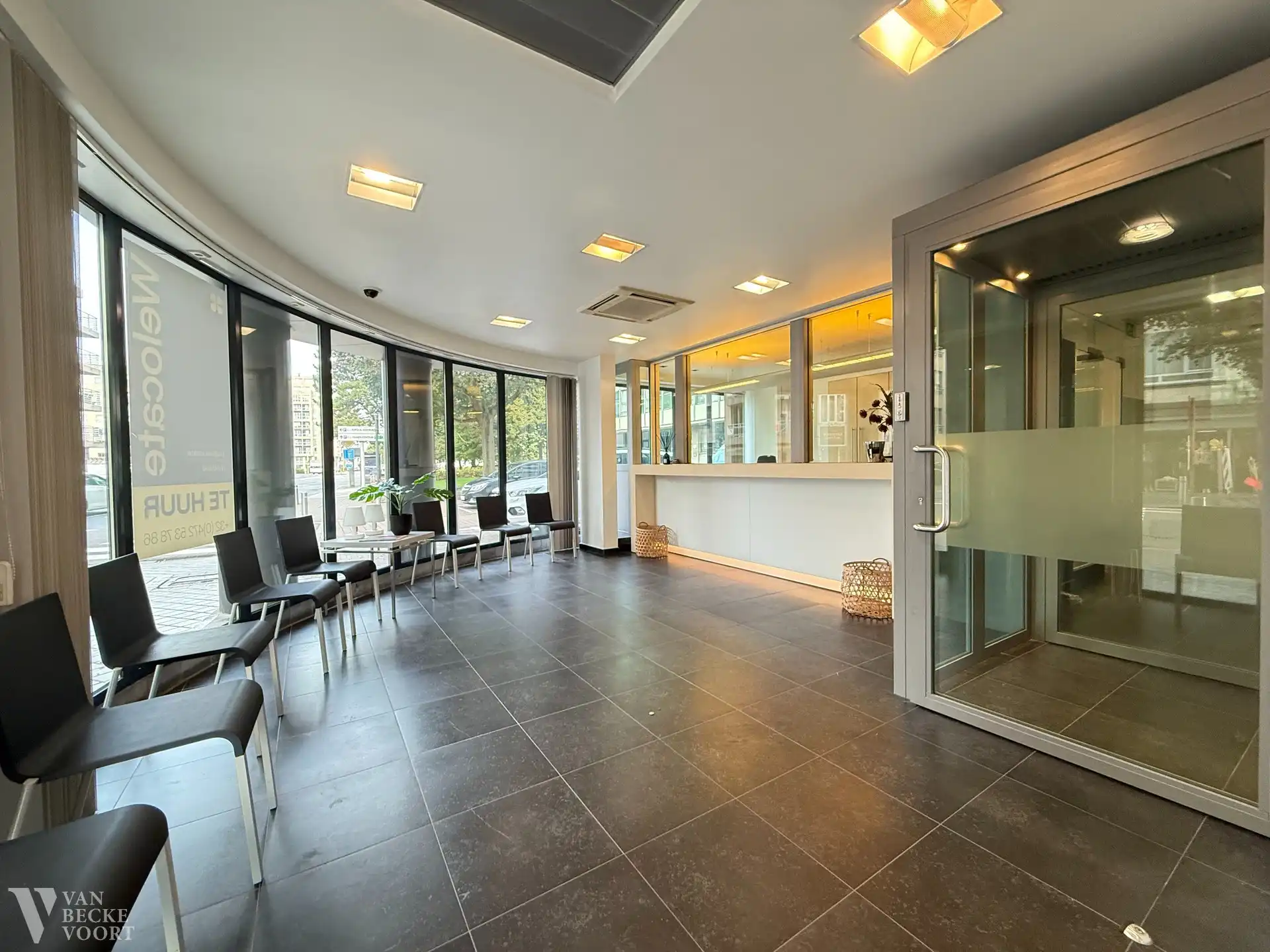 Ruim handelsgelijkvloers op hoekligging 330m² foto {{pictureIndex}}