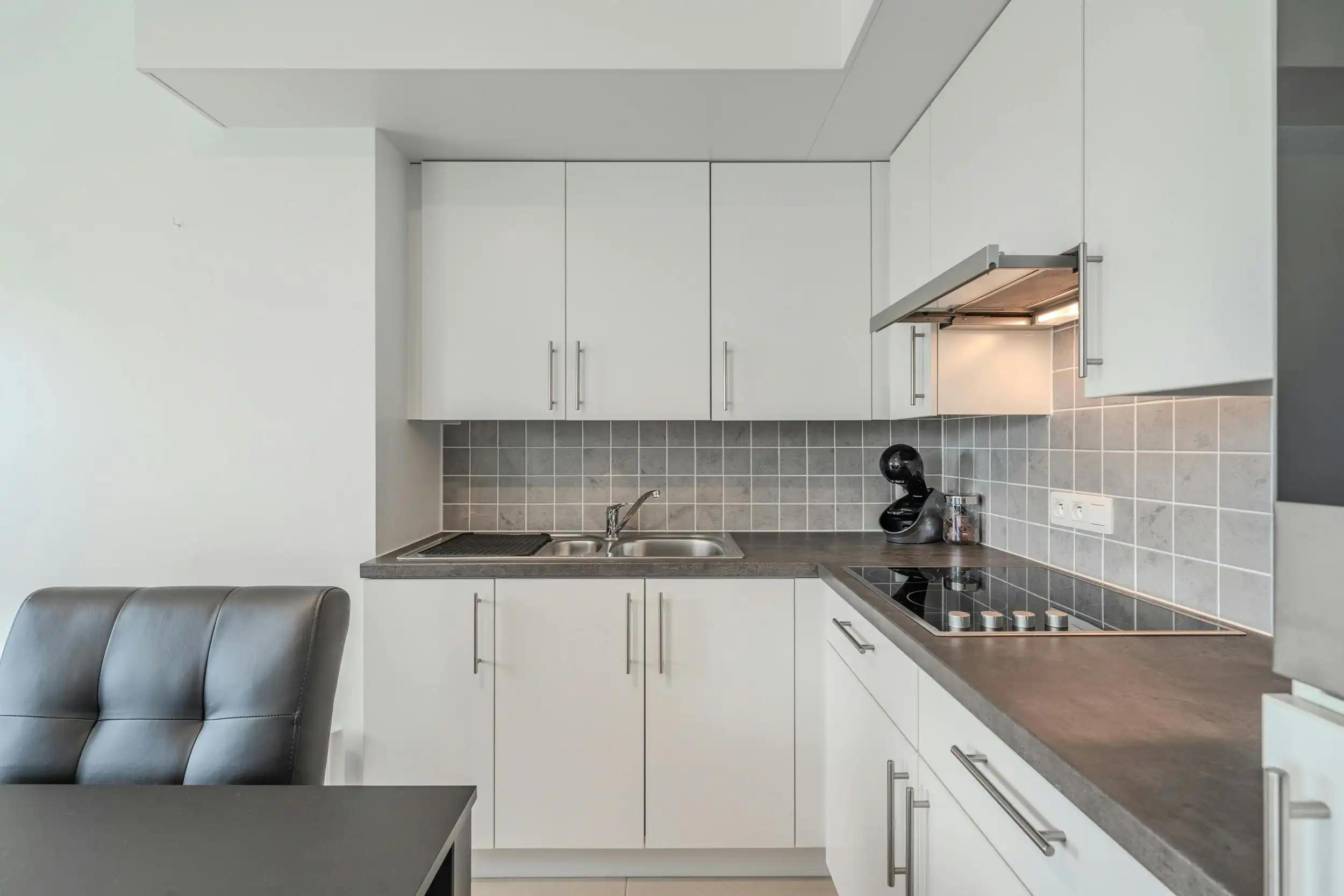 Recent éénslaapkamer appartement met terras vlakbij Zeedijk! foto 6