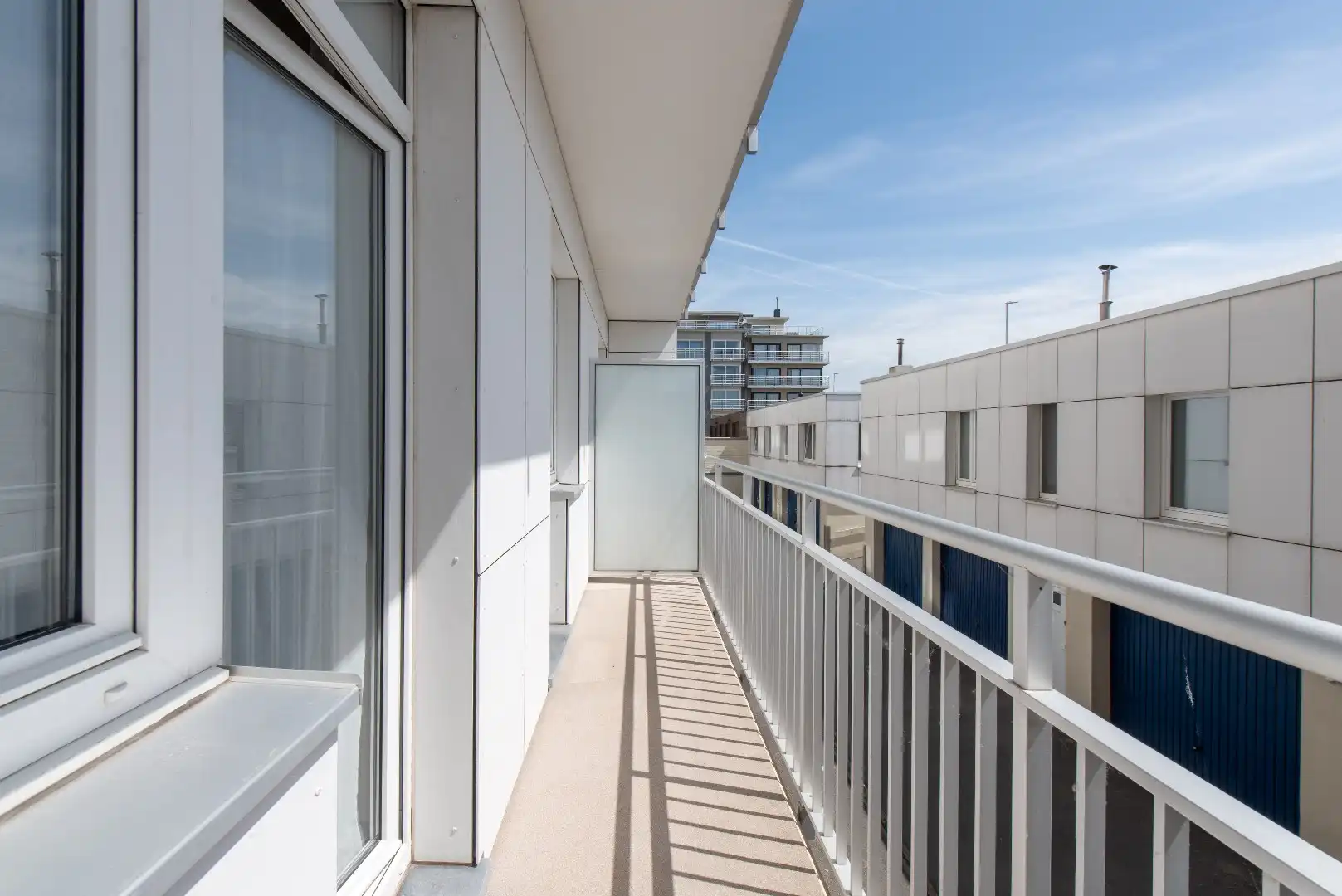Instapklaar appartement op het gelijkvloers met prachtig zicht op zee. Gelegen aan de Zeedijk, op een toplocatie aan het strand. foto 13