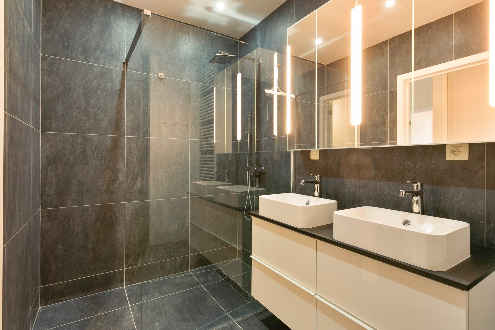 Vernieuwd, ruim appartement vlak bij centrum van Brasschaat foto 5