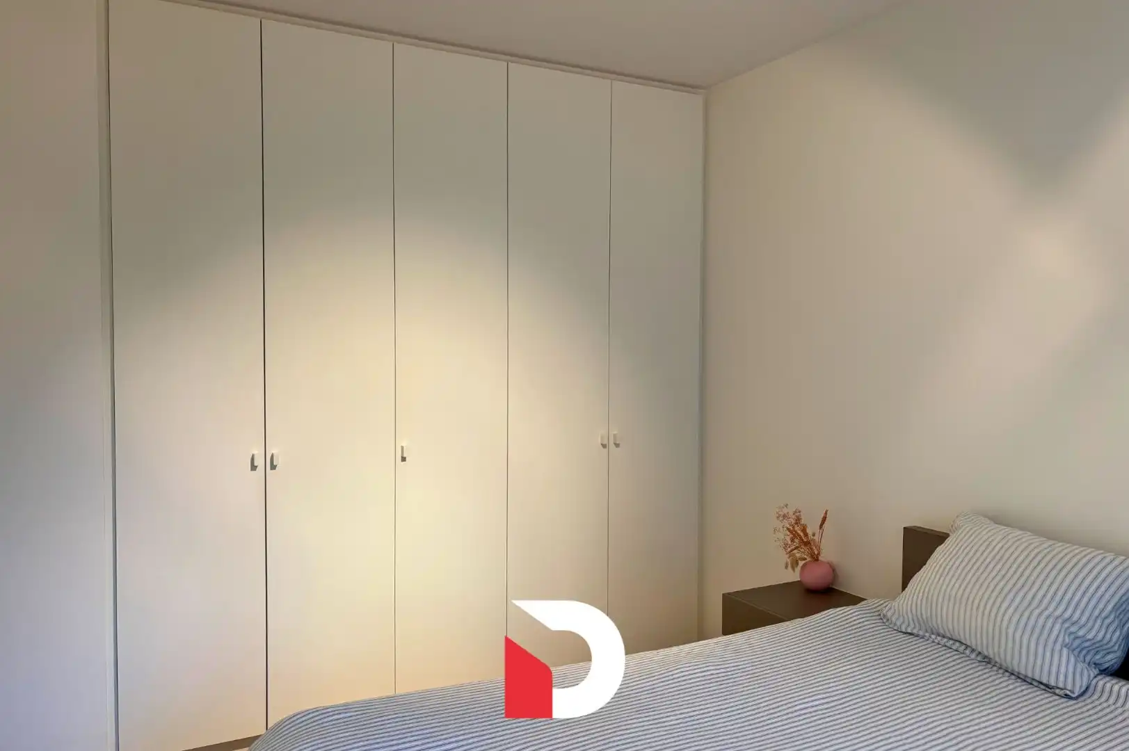 Uniek GEMEUBELD appartement met 2 slaapkamers en ruim terras foto 14