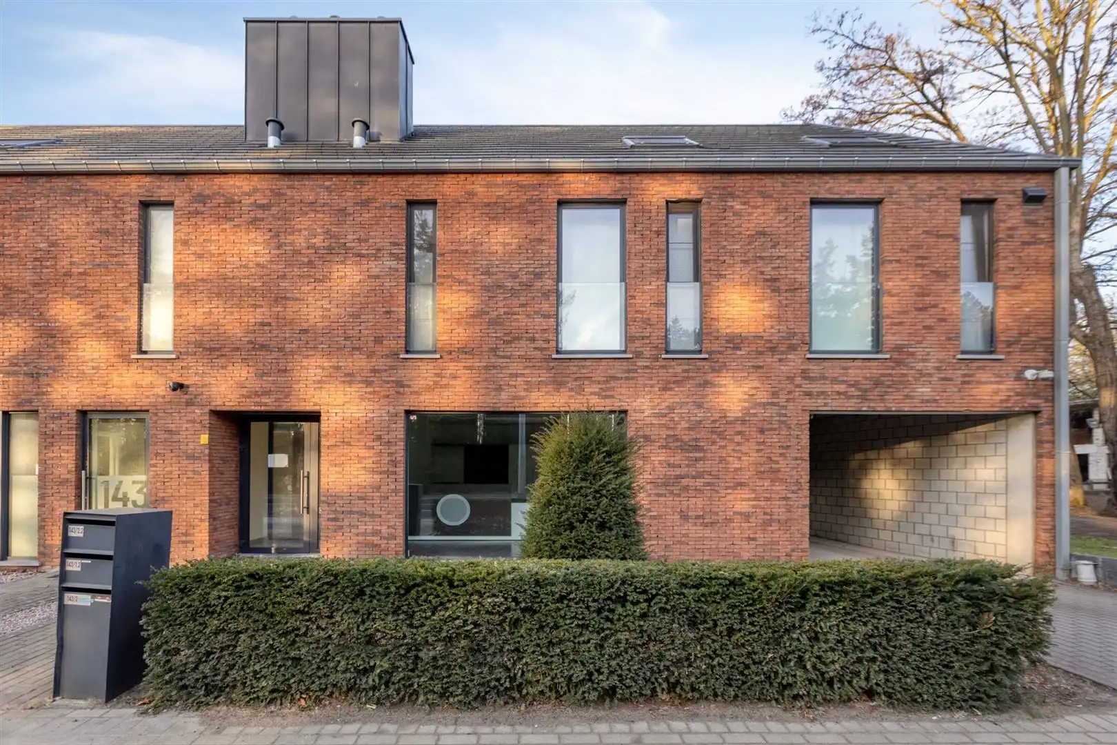 TE KOOP: Modern kantoor op gunstige locatie te Houthalen! foto {{pictureIndex}}
