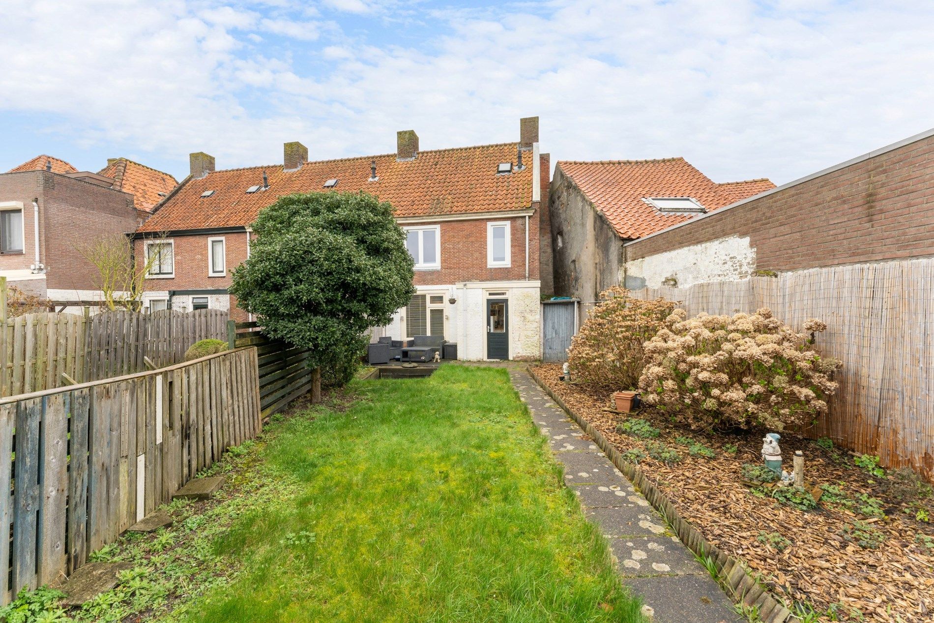 Rijwoning met toffe tuin en uitweg te Sluis (Nederland) foto 3