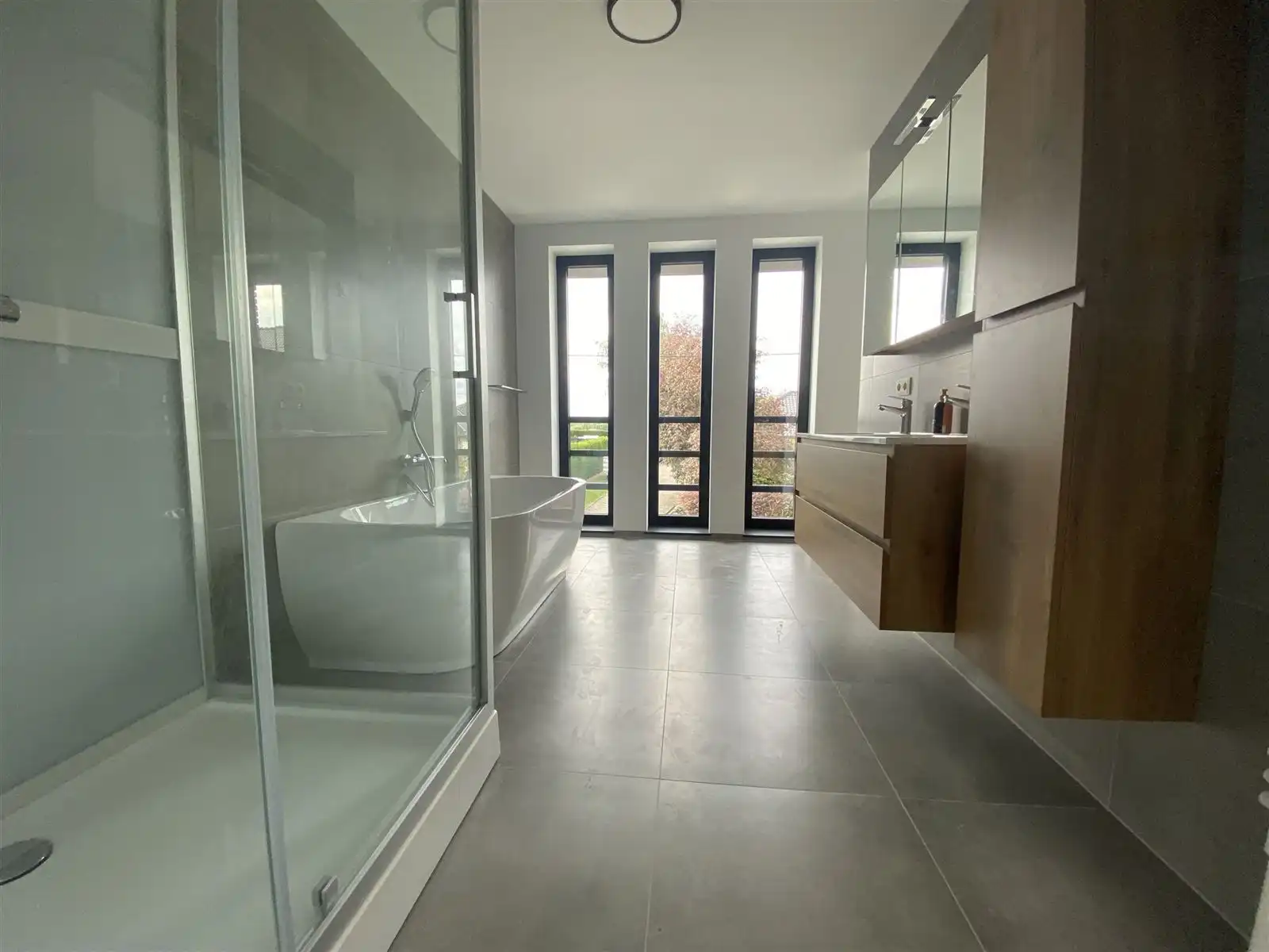 Ruime woning met 3 slaapkamers te huur foto 11