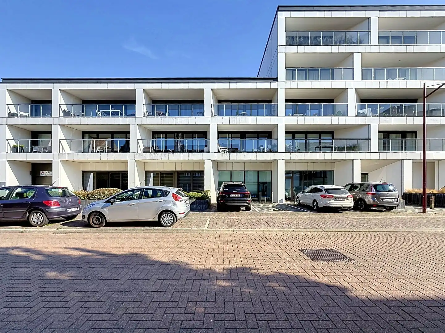 Lichtrijk woonappartement met ruim terras vlak bij zee.  foto {{pictureIndex}}