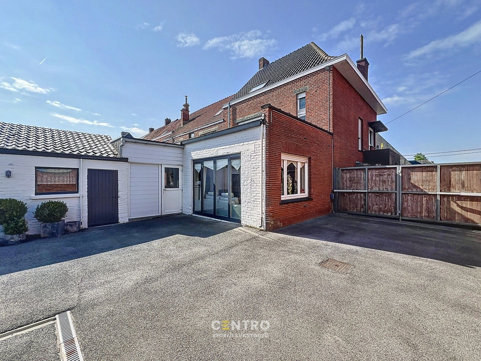Woning met commerciële ruimte (eenvoudig om te vormen naar ruime leefruimte), 240m² bewoonbaar, extra tuinbergingen en DUBBELE garage te Torhout. foto 3