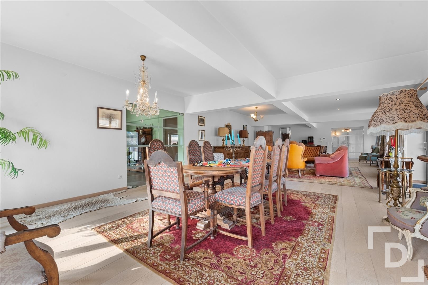 Zeer ruim appartement op toplocatie te koop in Ieper foto 10
