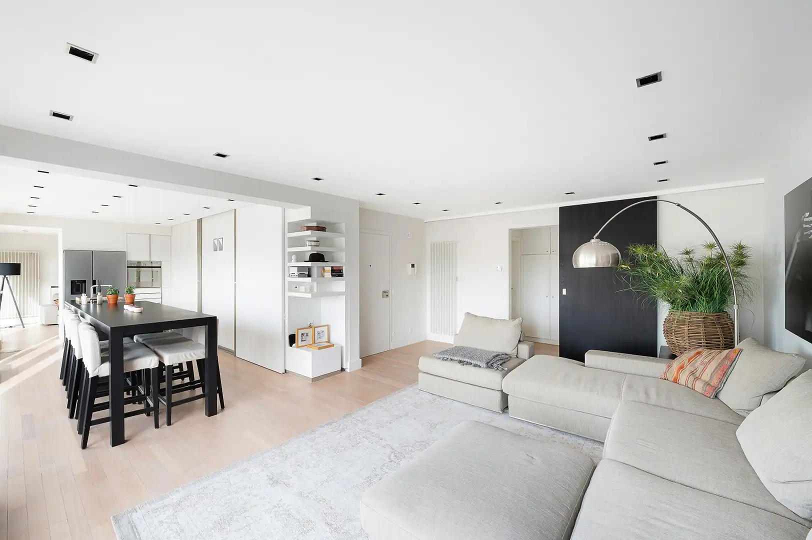 Ruim en lichtrijk penthouse-appartement met royale terrassen en open zeezicht . foto 2