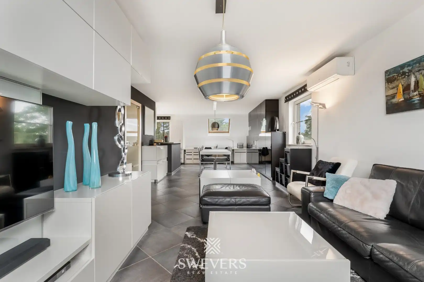 Ruim duplex appartement met 2 slaapkamers en garage foto 2