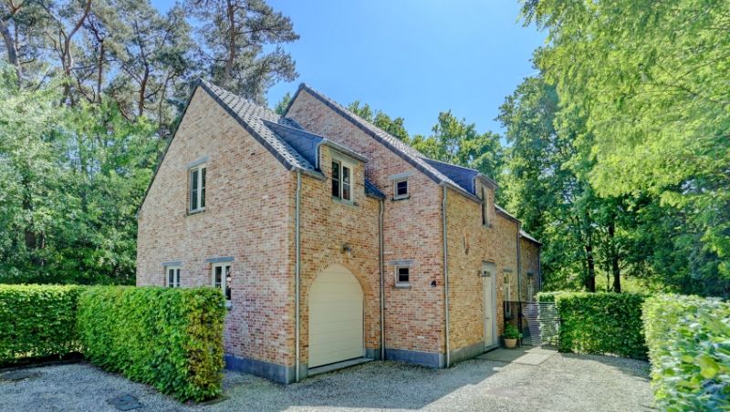 Instapklare villa van 265m² in pastorale stijl op 11 are 93 ca met mooie tuin foto {{pictureIndex}}