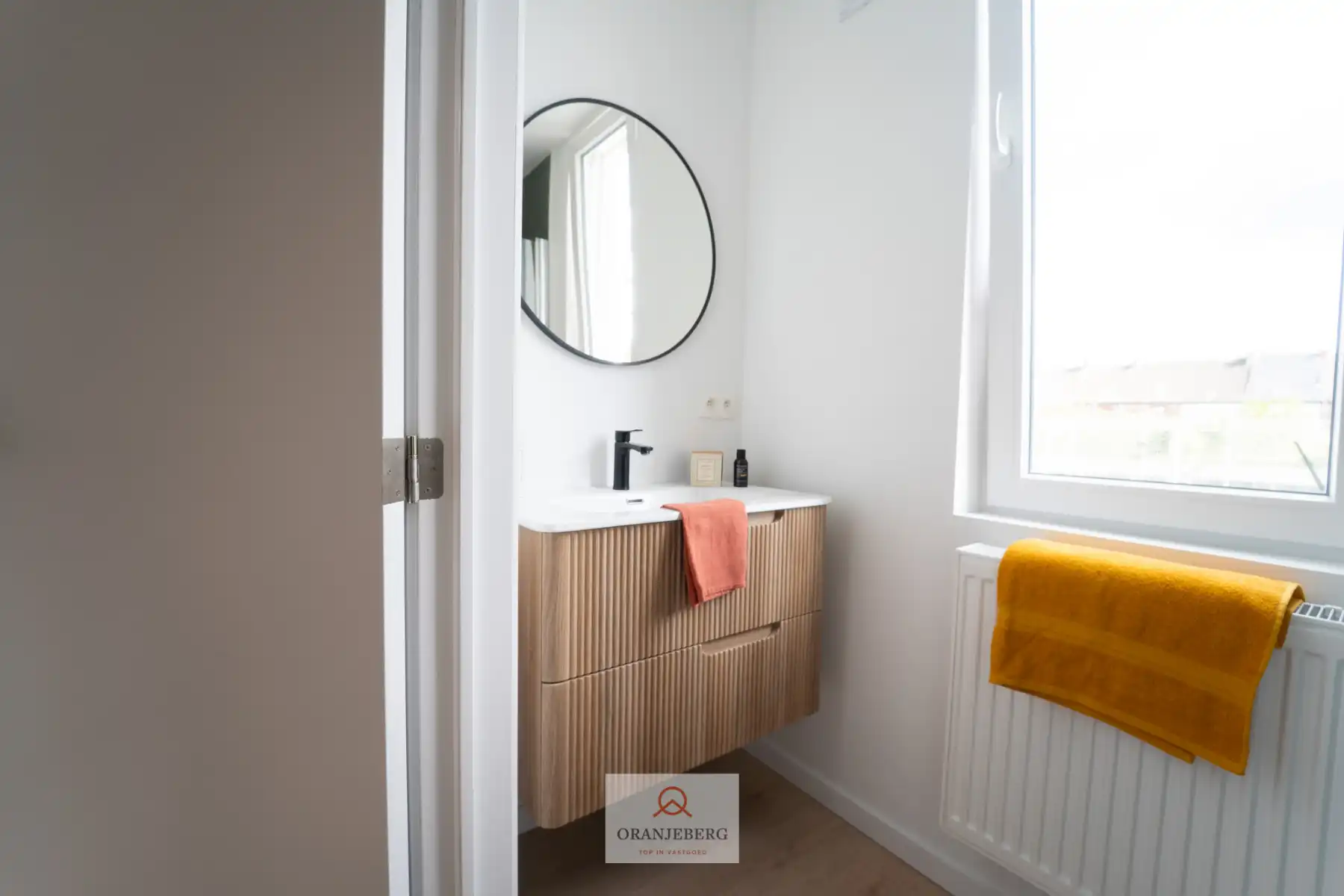 Lichtrijke gerenoveerde woning foto 3