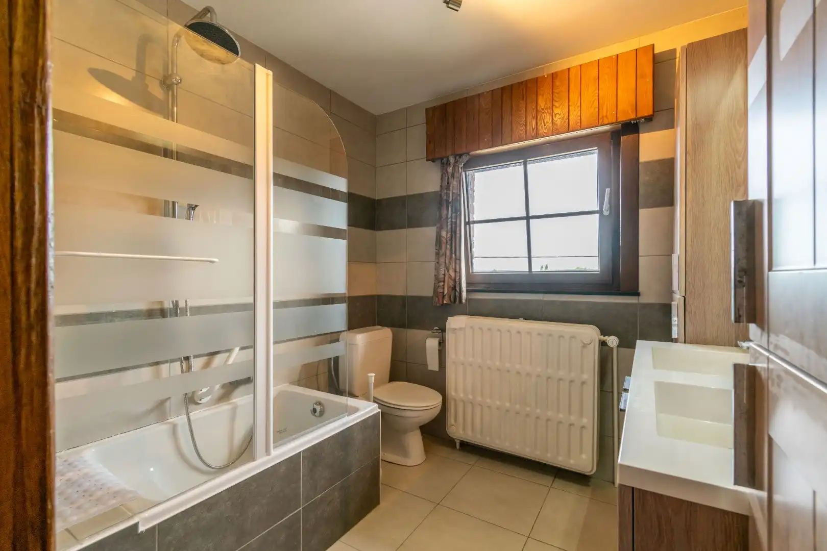 Een gebouwde drie - gevel villa (deels te renoveren) met o.a. 3 slaapkamers! foto 9