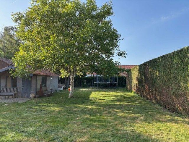 Rustig gelegen, alleenstaande woning op 674m2 met 3 slaapkamers, lichtrijke woonkamer met zicht op de tuin.... foto 4