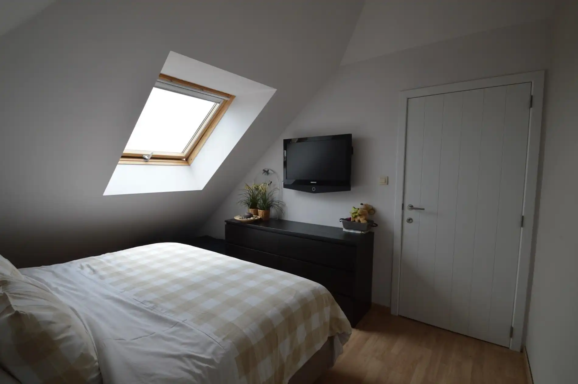 Knap duplex appartement op de 1ste en 2de verdieping met 1 grote en 1 kleine slaapkamers en 2 autostandplaatsen foto 15