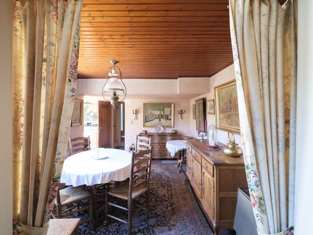 Op te frissen, karaktervolle art déco herenwoning naar de hand van architect J. Hebbelynck met aangename stadstuin met bijzonder veel potentieel. foto 9
