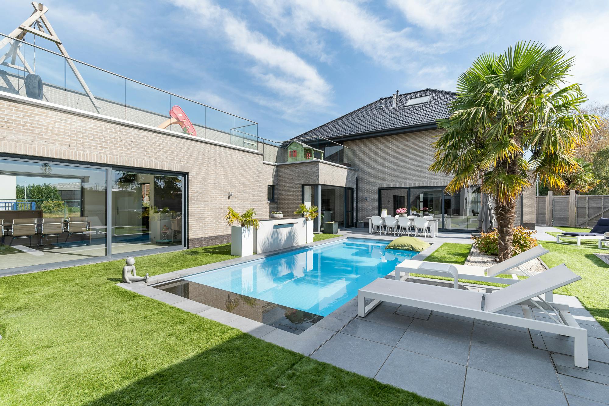 Luxe villa met exclusieve tuin en magazijn in KMO-zone foto {{pictureIndex}}