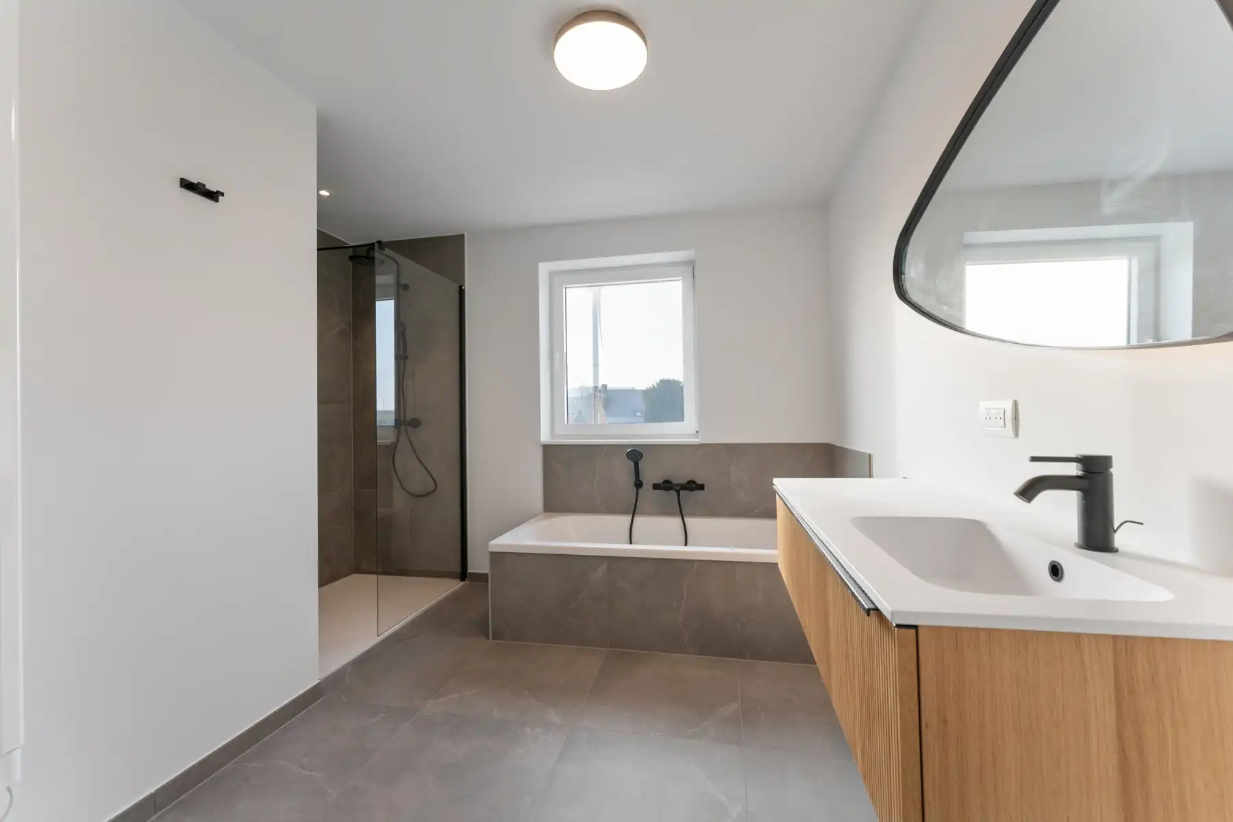 Moderne, halfopen woning foto 7