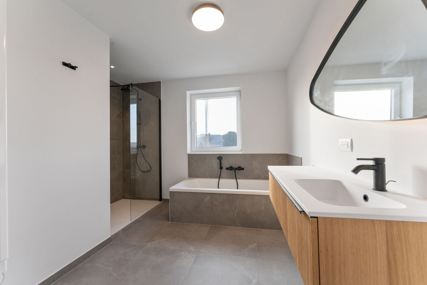 Moderne, halfopen woning foto 7