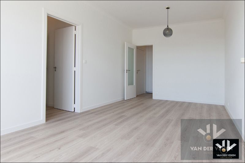 Gerenoveerd en instapklaar penthouse in hartje Hasselt (Leopoldplein) met prachtig uitzicht! foto 4