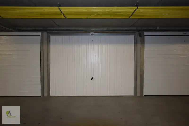 Garage te koop  !  Perfecte ruimte voor uw voertuig! foto 2