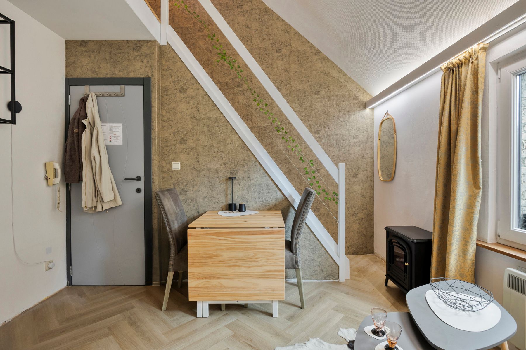 Zeer goed gelegen handelshuis + bovengelegen woonst en 2 kamers foto 24