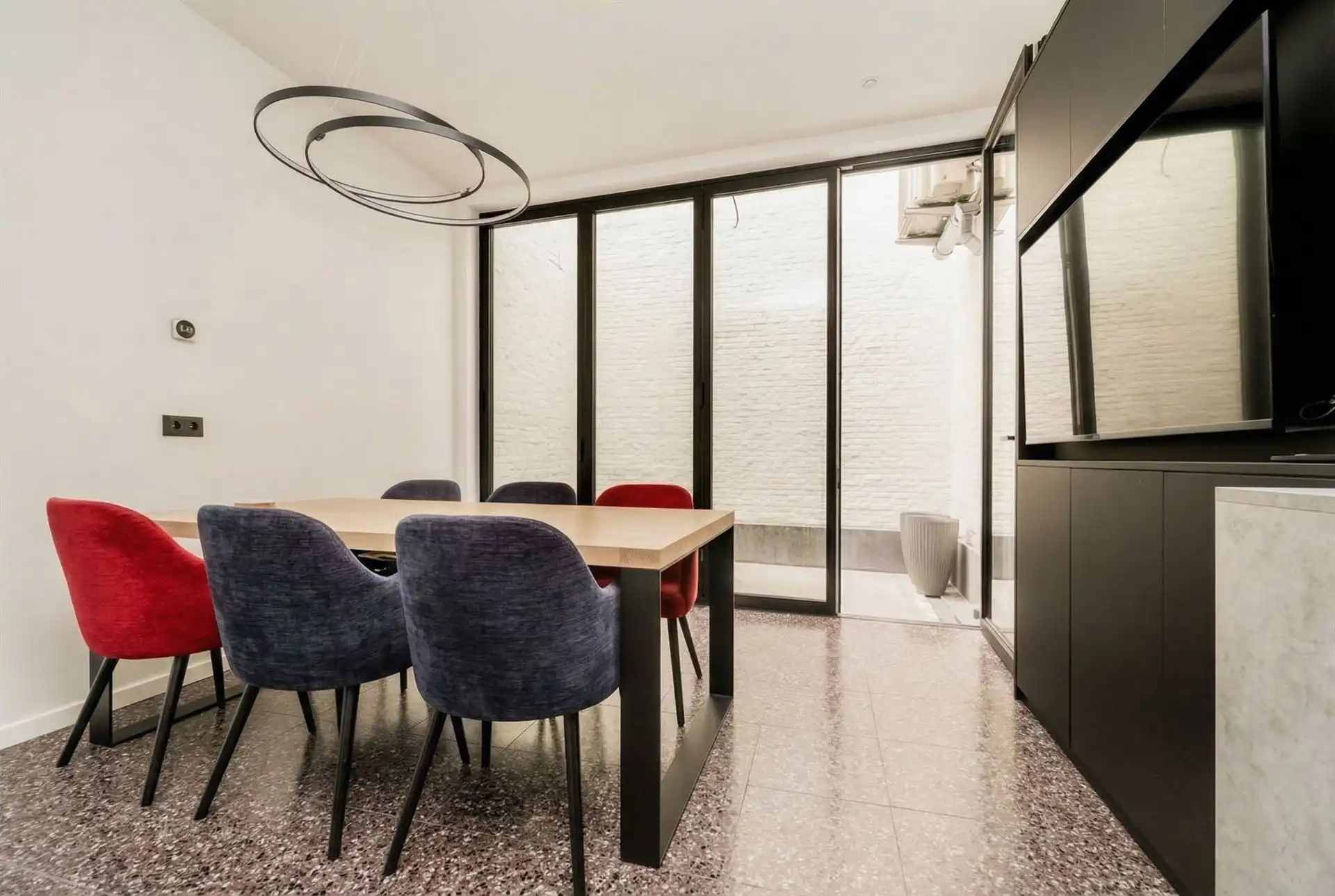 Handelsgelijkvloers / ingerichte kantoorruimte strategisch gelegen in centrum Mechelen foto 2