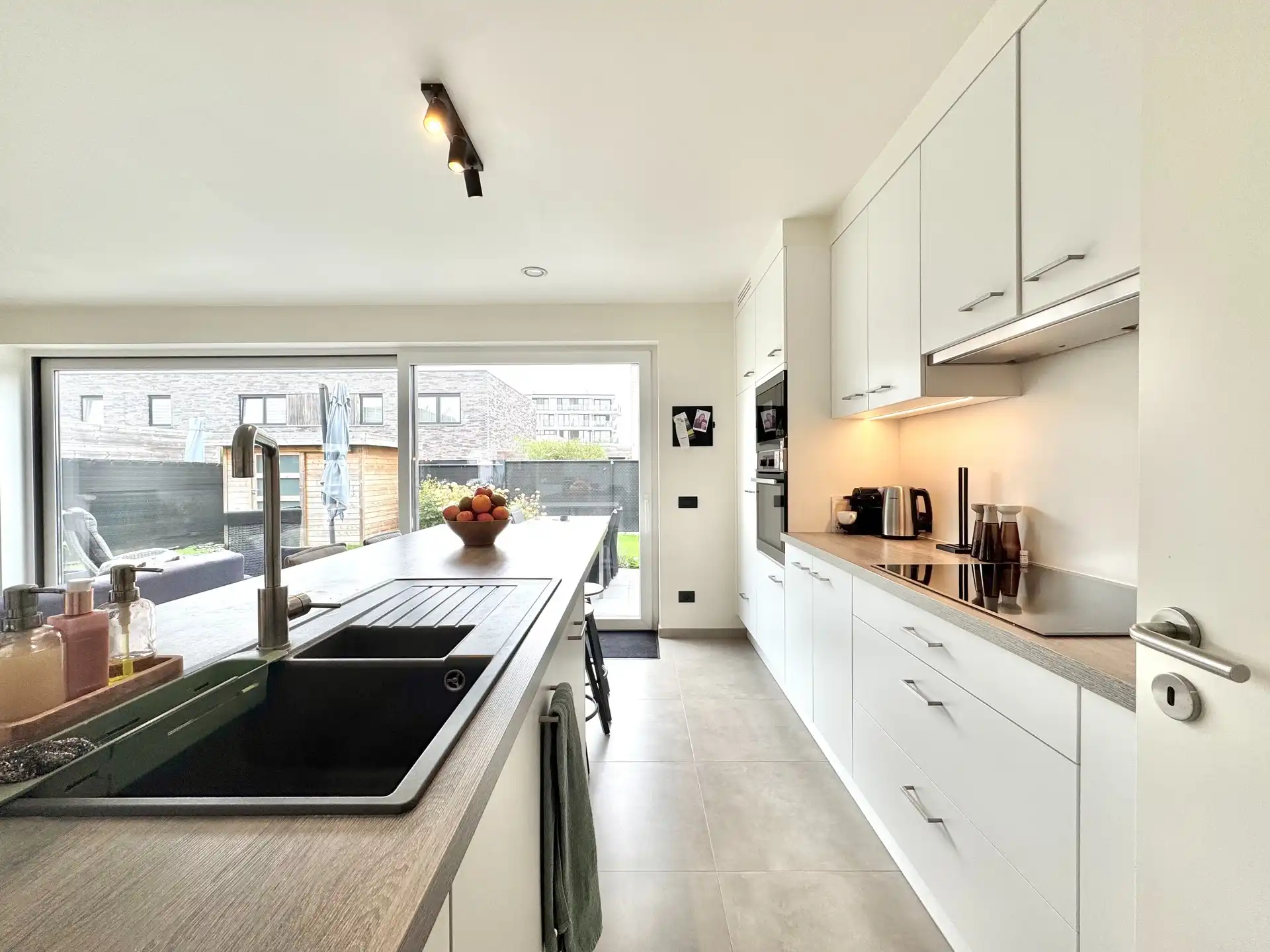 MODERNE HALFOPEN WONING MET 3 KAMERS, TUIN & CARPORT foto 9