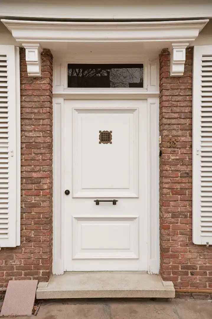 Statige woning te koop in centrum Stasegem, onder de kerktoren op 1000 m² grond, afgewerkt met authentieke en kwaliteitsvolle materialen. foto 2