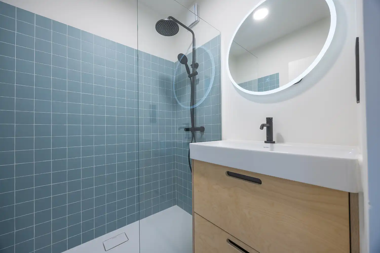 Gerenoveerd 2-slaapkamerappartement met frontaal zeezicht foto 22