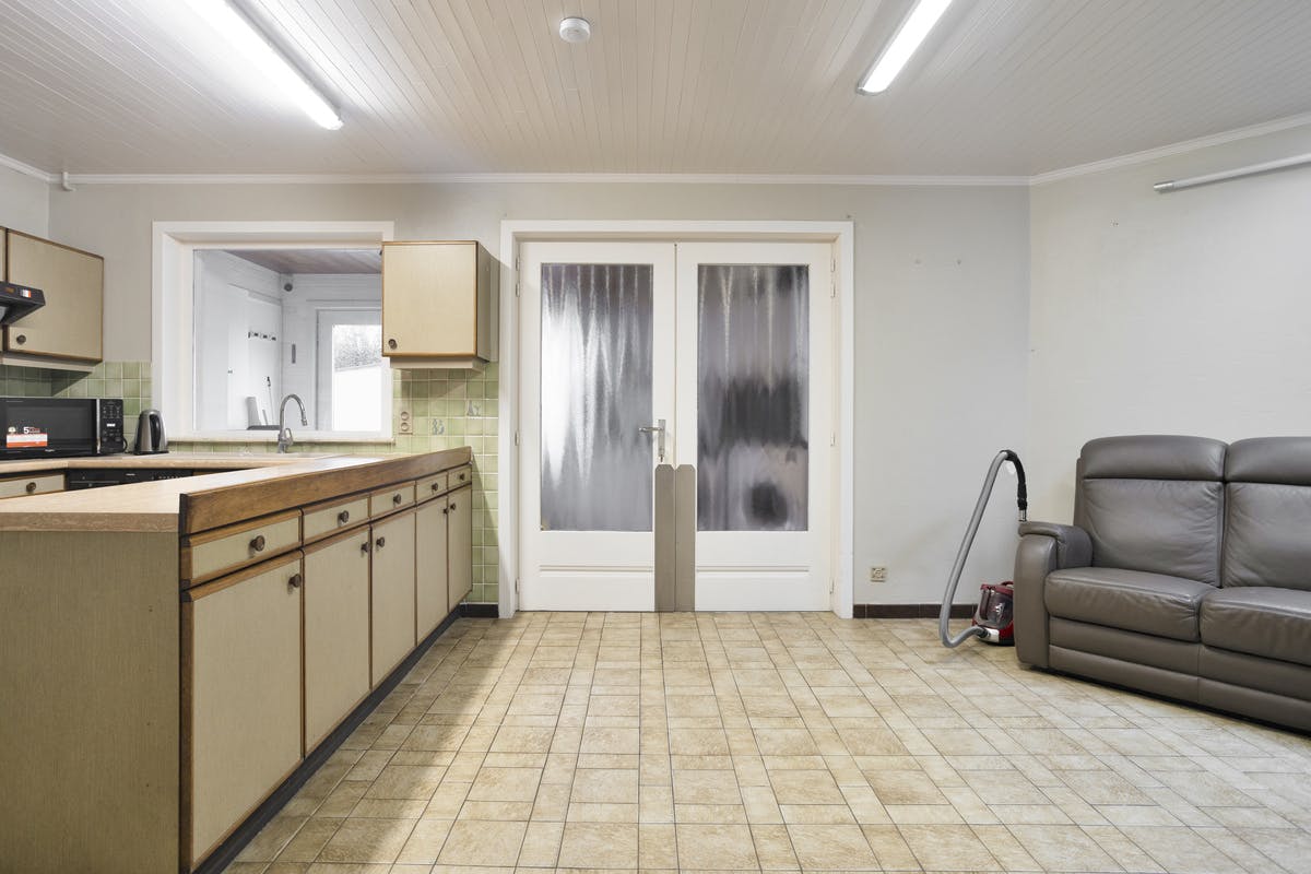 Te renoveren huis te koop met garage in Aartrijke foto 7