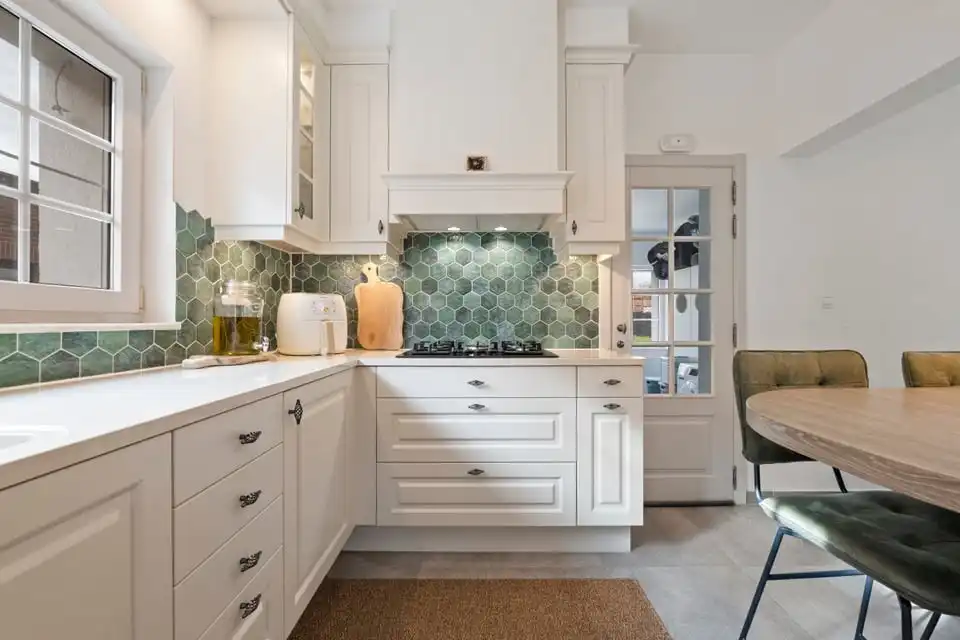 RUIME, GERENOVEERDE OPEN BEBOUWING MET 6 SLKS EN KNAPPE TUIN IN ALKEN foto 16