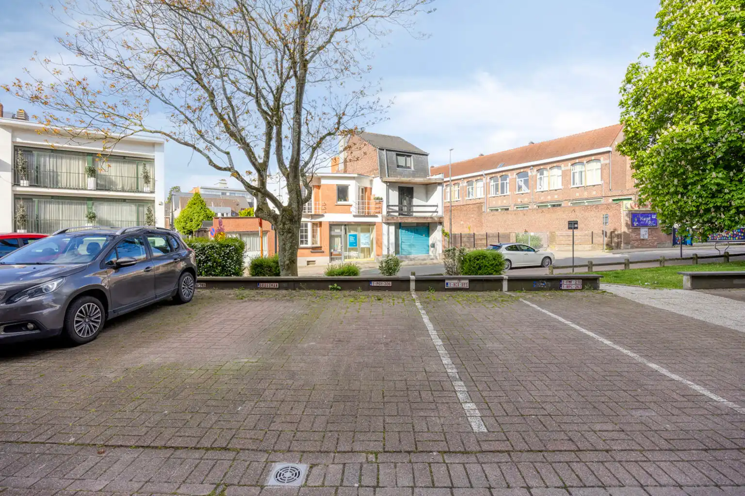 Gerenoveerd appartement met twee slaapkamers en parking foto 16