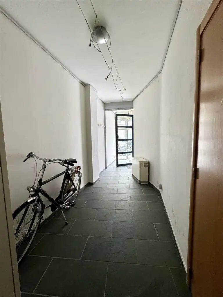 Opbrengstgebouw met twee appartementen in hartje Maaseik.  foto 3